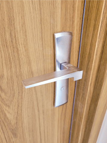 Detalle del encuentro de hoja y marco en una puerta batiente